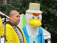関係者の話を真剣に聞く三瓶と東京海上日動のキャラクター・東京海ジョー。