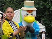 関係者の話に拍手を贈る三瓶と東京海上日動のキャラクター・東京海ジョー。