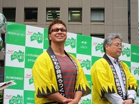 プロレスラーの小島聡が急遽登場。