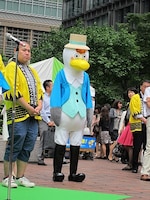 三瓶と東京海上日動のキャラクター・東京海ジョーの全身ショット。