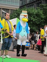 三瓶と東京海上日動のキャラクター・東京海ジョーの全身ショット。