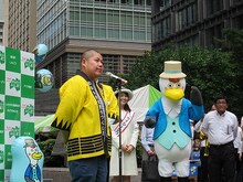 三瓶が挨拶をしている間、三瓶のギャグ「三瓶です」をこっそりやる東京海上日動のキャラクター・東京海ジョー。