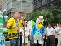 福島県出身の三瓶はネタで福島県を応援。