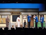 旅館組合の会長は、借金を抱える花月亭旅館に最後通告にやってくる。