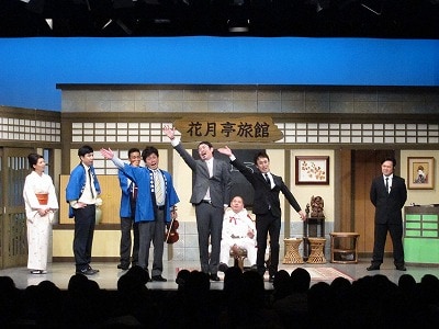 新宿・ルミネtheよしもとで上演された石田靖班の新作「世界のVIPさん、いらっしゃーい！」。出演者は石田靖、内海仁志、ギンナナ、三瓶、ハロー植田、遠藤かおる、河野ヒロアキ、西島巧輔、船越哲志、星野隆央、本田みずほ、国崎恵美、原万紀子、風風ゆり。
