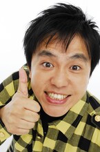 隔週火曜日20時からのニコニコ生放送「石田晴香（AKB48）＆アメザリ柳原のニコニコクリエイティ部！」に出演するアメリカザリガニ柳原。