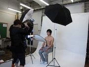 上半身裸姿の撮影。