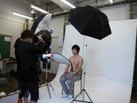 上半身裸姿の撮影。