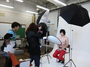 上半身裸姿の撮影。