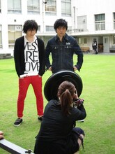 DVD「ふざけてるようですが真剣です。」のジャケット撮影を行ったLLR。おまけの私服写真撮影も小雨の中敢行。