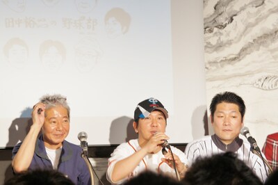 トークライブ「田中裕二の野球部」に、敬愛する巨人・原監督のユニフォームを模した格好で登場した爆笑問題・田中（中央）。左は講談社の編集者・鯉渕庸彦、右は作家・高橋洋二。全員野球が大好き。