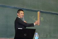 縦に長い黒板消しを手にして「偉いお坊さんの位牌みたい」と喩えた哲夫。