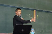 縦に長い黒板消しを手にして「偉いお坊さんの位牌みたい」と喩えた哲夫。