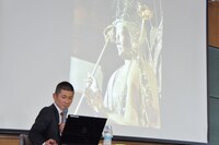 スクリーンを使って仏像について解説する哲夫。