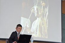 スクリーンを使って仏像について解説する哲夫。