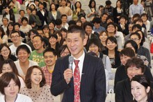 「笑い飯 哲夫のおもしろ仏教講座」に登場した笑い飯・哲夫（中央）。笑いを交えながら、1時間にわたり仏教講座を繰り広げた。