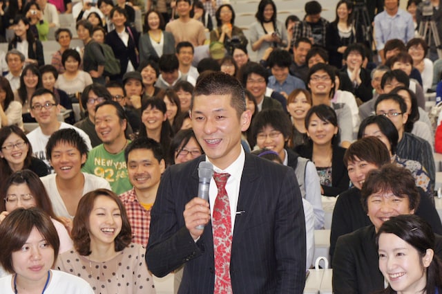 「笑い飯 哲夫のおもしろ仏教講座」に登場した笑い飯・哲夫（中央）。笑いを交えながら、1時間にわたり仏教講座を繰り広げた。