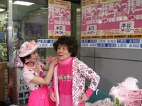 林家ペーのスカーフを直すパー子。