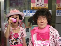 会見中、写真を撮る林家パー子。