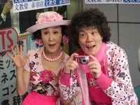 マイカメラを持って撮影をする林家ペー、パー子。