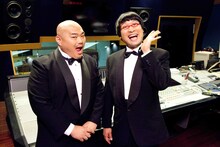 「AKB48 22ndシングル選抜総選挙 政見放送上映会 ～山ちゃん＆クロちゃんの解説付き～」に出演する南海キャンディーズ山里（右）と安田大サーカス・クロちゃん（左）。(c)東北新社