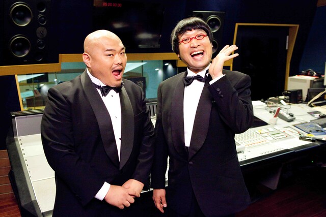 「AKB48 22ndシングル選抜総選挙 政見放送上映会 ～山ちゃん＆クロちゃんの解説付き～」に出演する南海キャンディーズ山里（右）と安田大サーカス・クロちゃん（左）。(c)東北新社