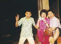 写真集「林家ペー、パー子の爆笑芸能写真館」より、爆笑問題＆林家ペー（テレビ局内）。