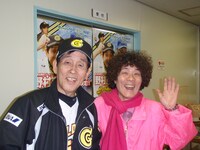 写真集「林家ペー、パー子の爆笑芸能写真館」より、萩本欽一＆林家ぺー（千葉県　球場内）。