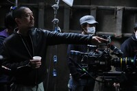 「さや侍」撮影中の松本人志監督（左）。(c)2011「さや侍」製作委員会