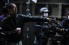 「さや侍」撮影中の松本人志監督（左）。(c)2011「さや侍」製作委員会