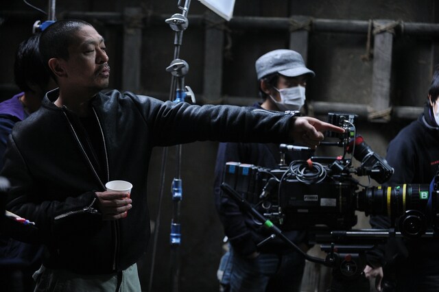 「さや侍」撮影中の松本人志監督（左）。(c)2011「さや侍」製作委員会