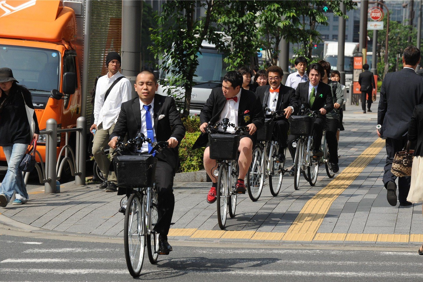 銀座を自転車で移動する一同。(c)テレビ朝日