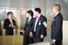 アンタッチャブル山崎の代わりに「伝説」に挑戦することとなった具志堅用高と、よゐこ濱口、タカアンドトシ（左から）。(c)テレビ朝日