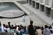 京都精華大学にて行われた「よしもと祇園花月キャンペーンイベント」の様子。(c)吉本興業