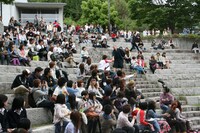 京都精華大学にて行われた「よしもと祇園花月キャンペーンイベント」の様子。(c)吉本興業