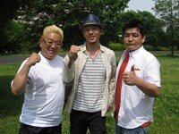 明日6月1日に発売されるRakeの1stアルバム「First Sight」テレビCMに出演するサンドウィッチマン。