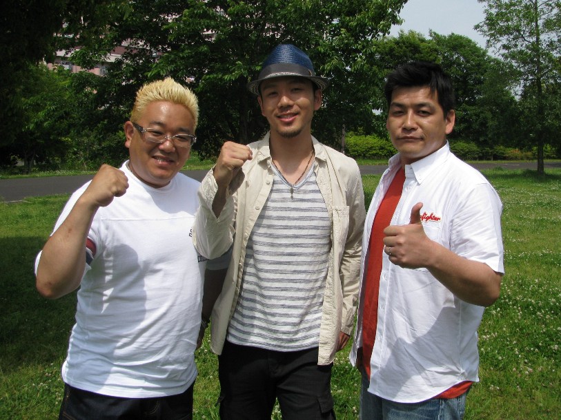 明日6月1日に発売されるRakeの1stアルバム「First Sight」テレビCMに出演するサンドウィッチマン。