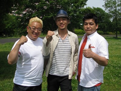 明日6月1日に発売されるRakeの1stアルバム「First Sight」テレビCMに出演するサンドウィッチマン。