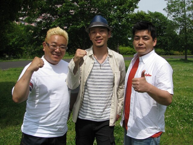 明日6月1日に発売されるRakeの1stアルバム「First Sight」テレビCMに出演するサンドウィッチマン。