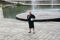 京都精華大学にて行われた「よしもと祇園花月キャンペーンイベント」の様子。(c)吉本興業