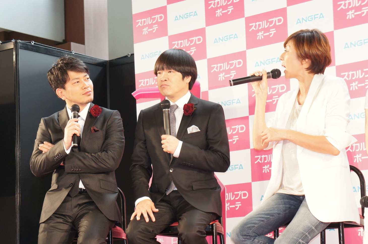 「スカルプDの顔」として登場した雨上がり決死隊とRIKACO（左から）。