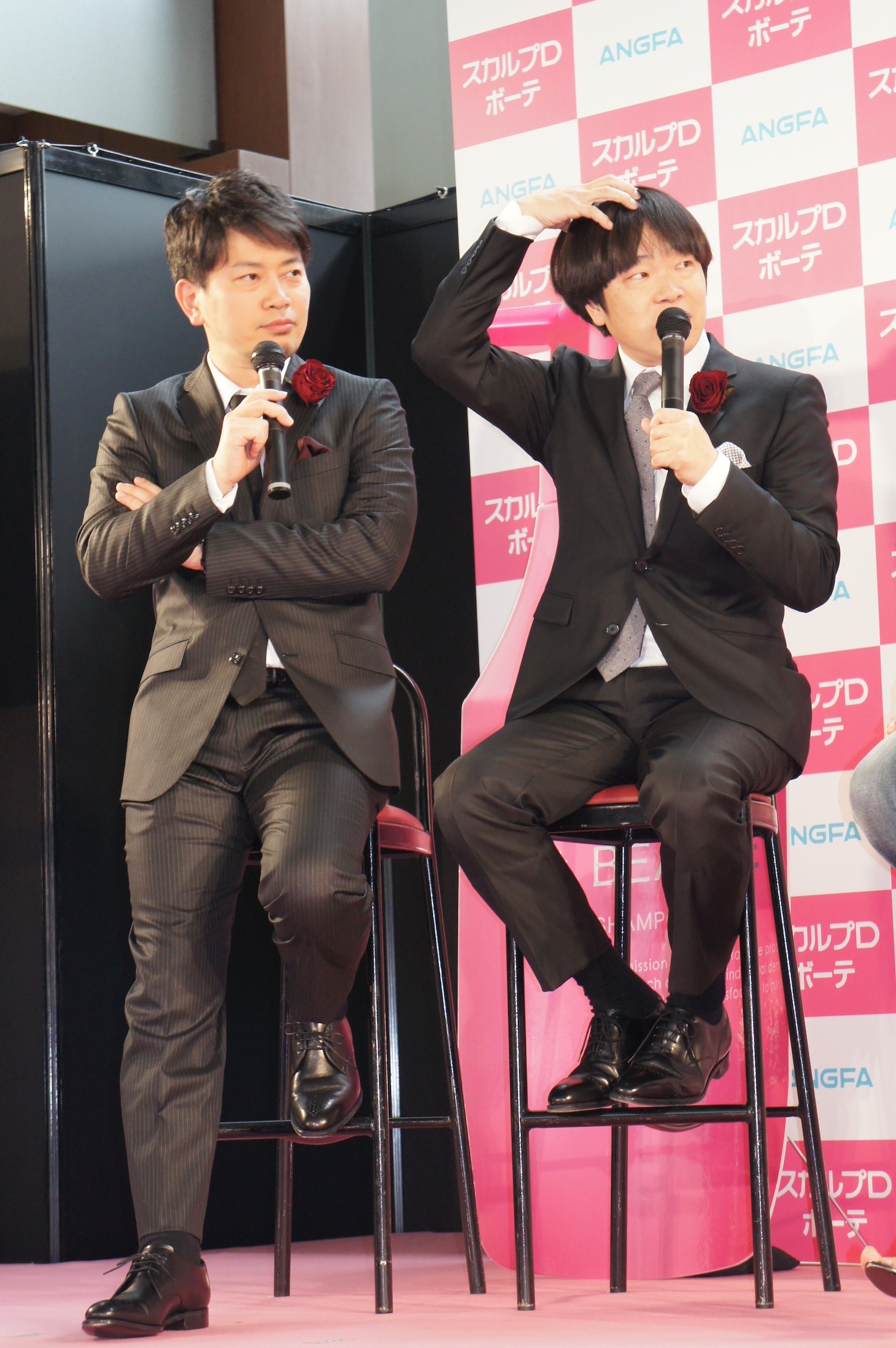 うつみ宮土理に髪を触られ「やっぱりビニールなんだ」と言われたことがある、という雨上がり決死隊・蛍原（右）。