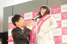 鬼奴（右）に「女磨きプロジェクト」のたすきをかける雨上がり決死隊・宮迫（左）。