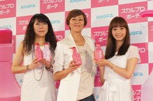 シャンプー新商品「スカルプD ボーテ」の記者発表会に登場したCMキャラクターの椿鬼奴、RIKACO、藤本美貴（左から）。