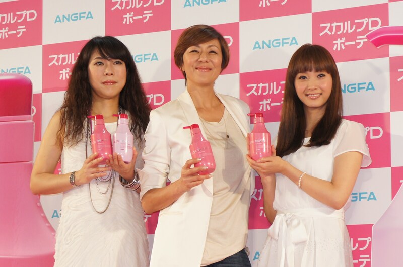 シャンプー新商品「スカルプD ボーテ」の記者発表会に登場したCMキャラクターの椿鬼奴、RIKACO、藤本美貴（左から）。