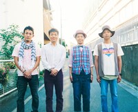 FUNKY MONKEY BABYSと上田晋也の集合ショット。