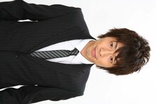 「おかずの星 大炊き出し＆よしもとスペシャルトークイベント」で、特製料理を来場者に振る舞うロンドンブーツ1号2号・田村淳。