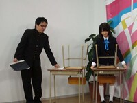 セットの移動も出演者自身が行うアットホームな番組となっている。