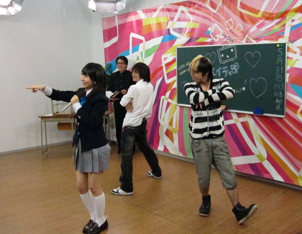 ゲストには踊り手の今岡 暴徒が登場 石田とコラボダンスを披露した 何も聞かされてなかった石田は 戸惑うあまり見たことのある振り付けを アメザリ柳原とはるきゃんがニコ生新番組で Do It 画像ギャラリー 9 9 お笑いナタリー