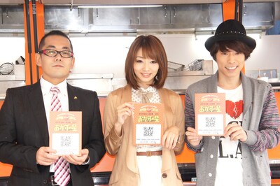 「おかずの星 大炊き出し＆よしもとスペシャルトークイベント」に登場した、ロンドンブーツ1号2号・田村淳、眞鍋かをり、モンテローザ営業推進室室長・松本氏（右から）。